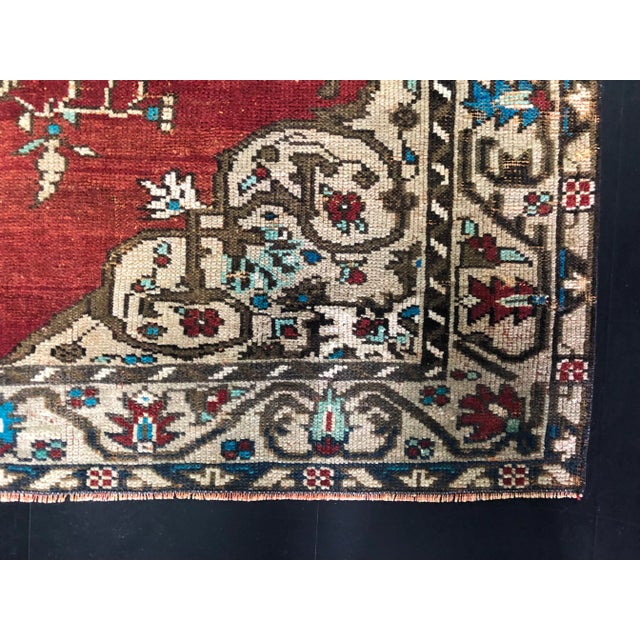 1960s Vintage Red and Beige Oriental Design Turkish Oushak Rug- 4′8″ × 7′2″ For Sale - Image 10 of 11