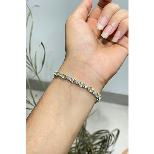 Contemporary 14.8 Ct Oval Lemon Topaz Tennis Bracelet in 925 Sterling Silver Add a vibrant touch to your jewelry...