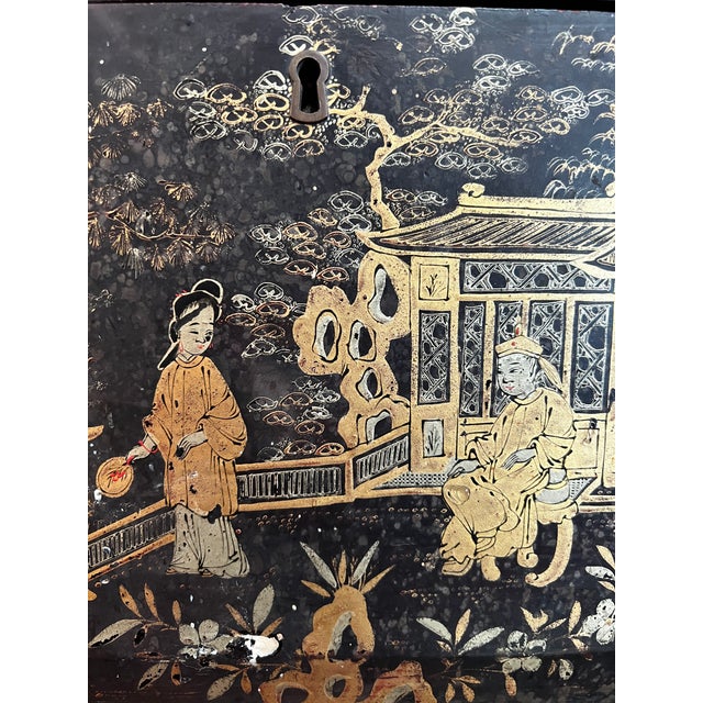 This octagonal casket features a masterful display of Chinoiserie lacquer work. The piece is rendered on a deep black...