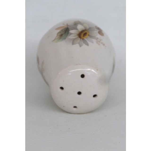 Staffordshire Staffordshire England Ceramic Daisy Motif Individual Salt or Pepper Shaker 4997b For Sale - Image 4 of 10