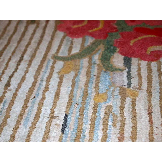 Handmade antique American Hooked rug in floral design. The rug has been made in the beginning of 20th century in USA. It...