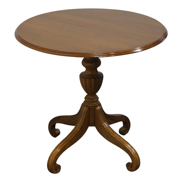Ethan Allen Heirloom Maple Nutmeg Colonial Early American 30" Round Accent Table 10-8813 For Sale