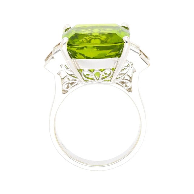 Vintage 14.11 Carat Peridot and Baguette Cut Diamond in 18k White Gold Ring, Size 6 For Sale - Image 4 of 8