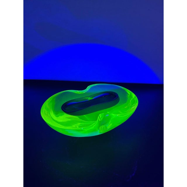 1960s Rare MCM Biomorphic Murano Uranium Glass Bowl by Antonio Da Ros for Cenedese For Sale - Image 12 of 13