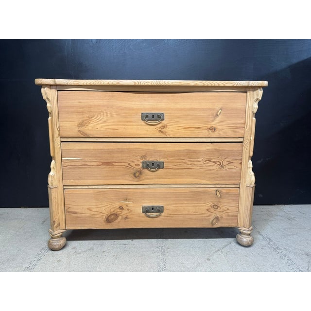 A 3 drawer Pine Chest of Drawers dating to around 1900. Nice deep smoothly running drawers and original handles. In...