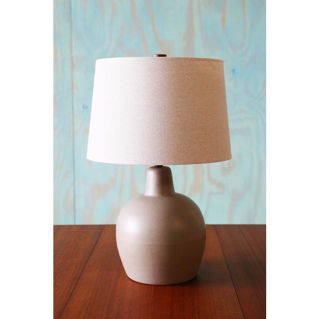 A highly collectable 1960s lamp designed by Jane and Gordon Martz of Marshall Studios in Veedersburg Indiana. These lamps...