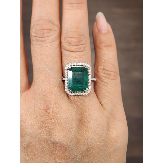 Modern 9.07 Ct Natural Emerald & Diamond Ring Size 6.5 For Sale - Image 3 of 9