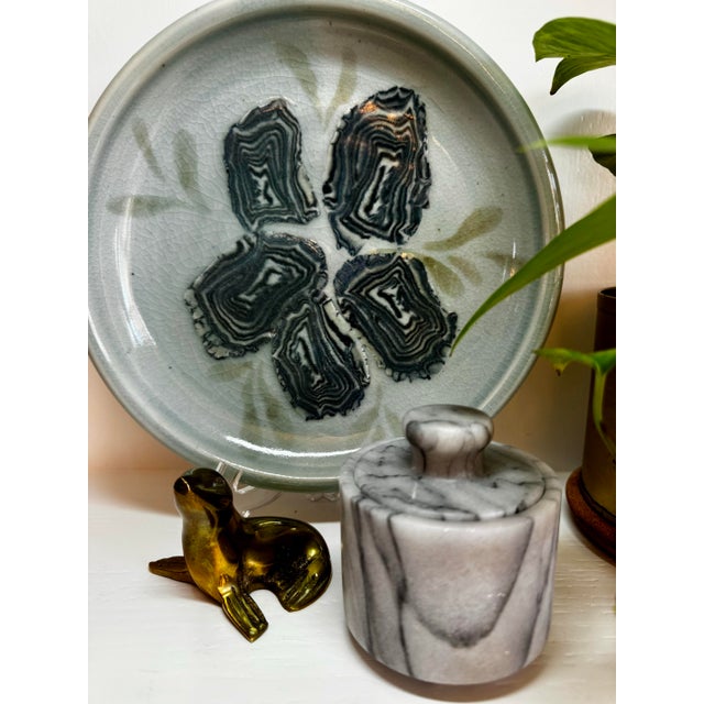 1990s Handmade Faux Oyster Plate Nerikomi Agateware Celadon Crackle Glaze Coastal Studio Pottery 9” For Sale - Image 11 of 11