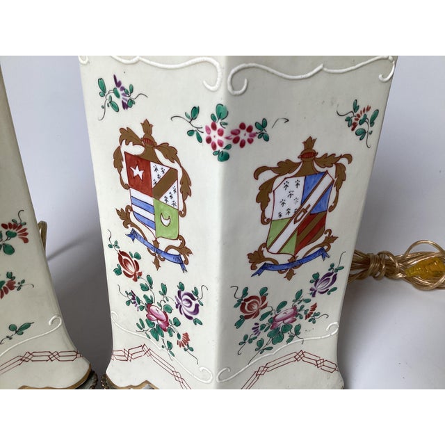 Early 20th Century Hand Painted Pair Samson Style Armorial Lamps - a Pair For Sale In Philadelphia - Image 6 of 9