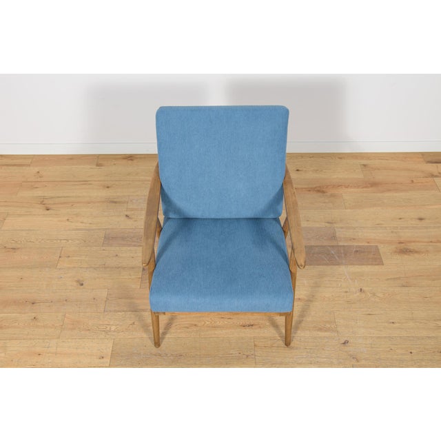 This armchair was produced by the Czechoslovakian company TON in the 1960s. The beech elements have been cleaned from the...