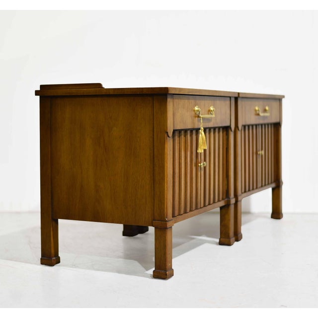 Mid 20th Century Mid Century Transitional Nightstands by Henredon - A Pair For Sale - Image 5 of 15