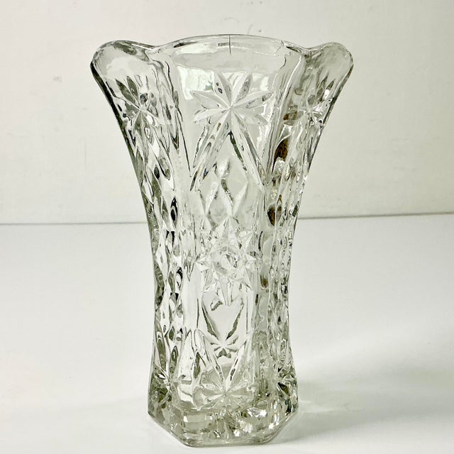 Early 20th Century Mid Century Vintage Boho Chic Hollywood Regency Cut Glass Vase. For Sale - Image 5 of 10