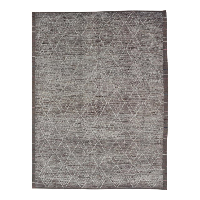 Modern Causal Contemporary Rug in Moroccan Design in Variegated Gray and Cream For Sale