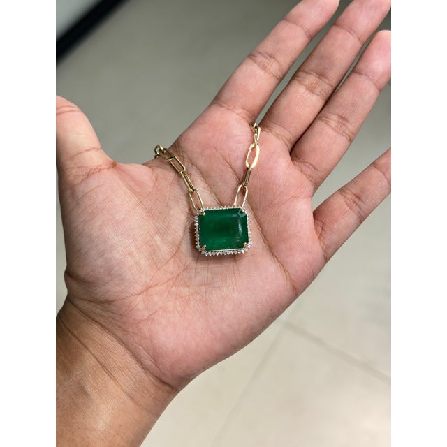 Art Deco 18.82ct Octagon Emerald & Diamond Halo Pendant Necklace With Paperclip Chain For Sale - Image 3 of 16