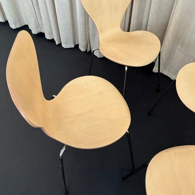 Beige Set of Four Arne Jacobsen Maple Series 7 Chairs for Fritz Hansen Model 3107 For Sale - Image 8 of 10