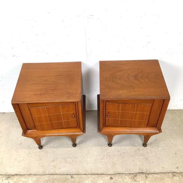 Vladimir Kagan Pair of 1960s Walnut Nightstands — Brass Grid Inlay Doors, Sculptural Arch Base, Vladimir Kagan Style For Sale - Image 4 of 12