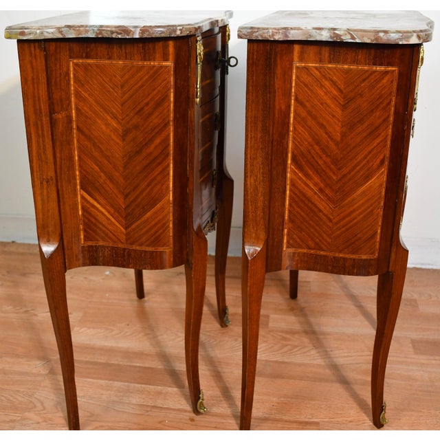 Wood 1900 Pair French Louis XV Walnut Satinwood Marble Top Nightstands Bedside Tables For Sale - Image 7 of 18