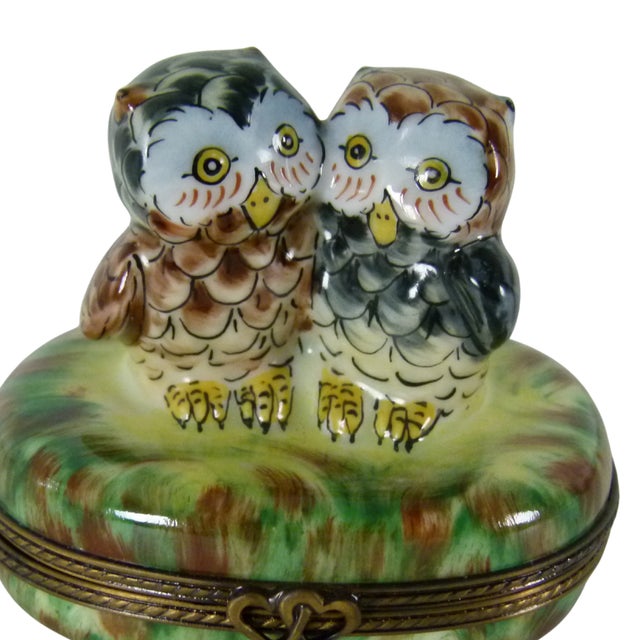 Early 20th Century Limoges France Peint Main Porcelain Two Owls Trinket Box | Hand-Painted | Twin Heart Clasp For Sale - Image 5 of 11