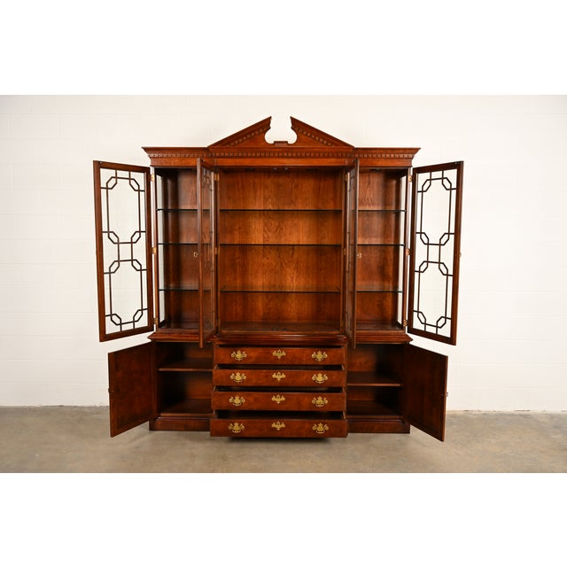 Late 20th Century Henredon Georgian Carved Mahogany Breakfront Bookcase Cabinet For Sale - Image 5 of 16