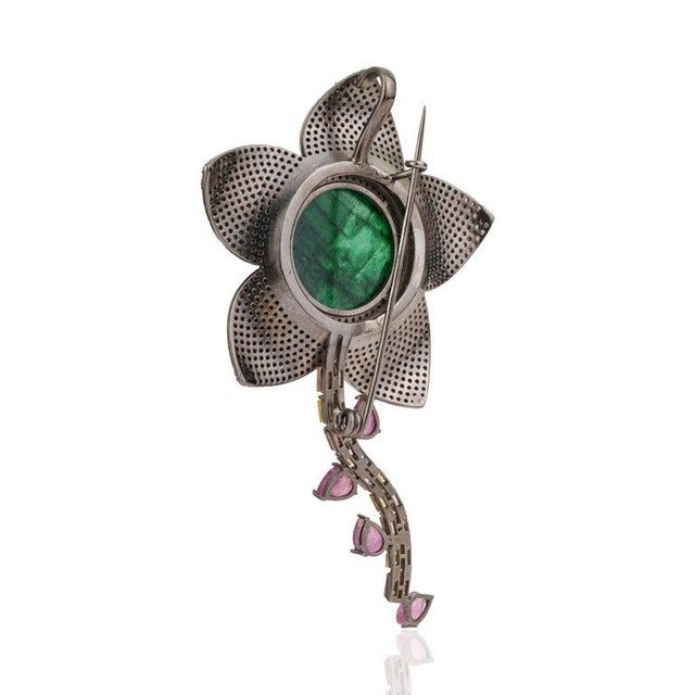 Art Nouveau Large Floral Emerald Brooch With Rubies, Sapphires & Diamonds in 925 Silver For Sale - Image 3 of 14