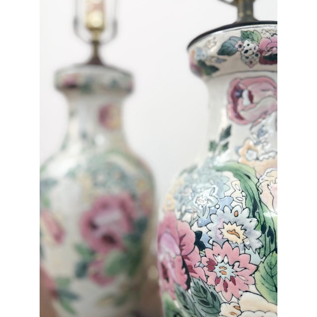 Mid 20th Century Floral Chinoiserie Lamps Pair Vintage Off White Pink Accent Asian Table Lamp - Pair For Sale In Tampa - Image 6 of 9