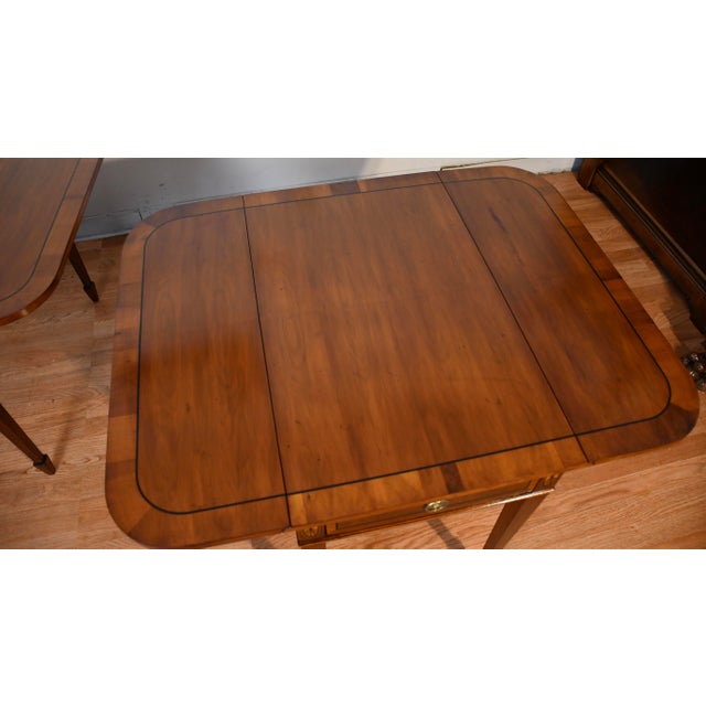 1950s Pair of Vintage Hekman Cherry Inlaid Drop-Leaf Pembroke Side Tables / End Tables For Sale - Image 15 of 18