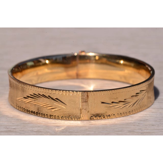 The Le Mans: Vintage Yellow Gold bangle bracelet with Diamond Cut Pattern For Sale - Image 4 of 10