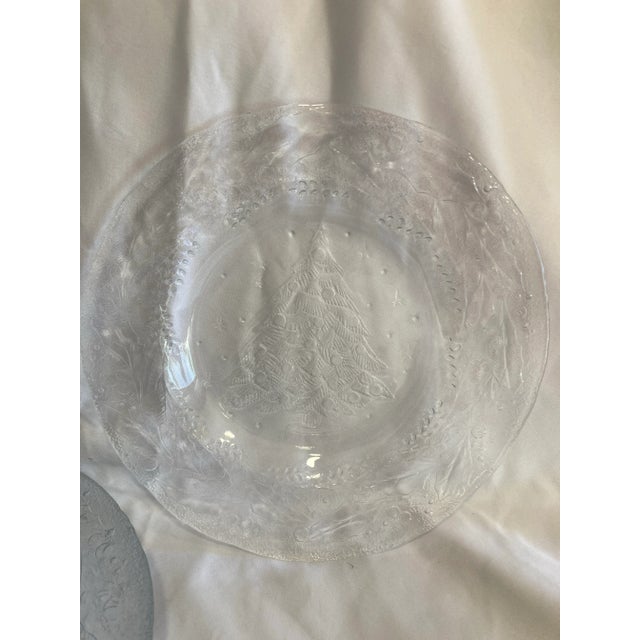 A nice set of 6 glass plates that feature a Christmas Tree, with holly and bells. Perfect for your holiday table for...