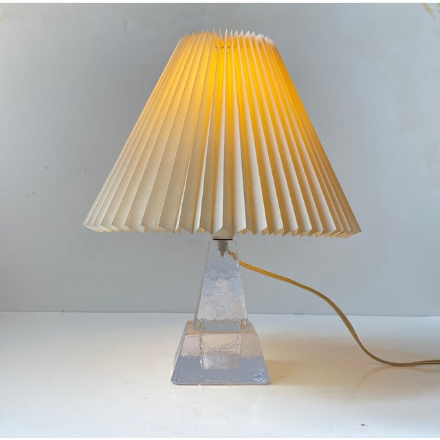 Mid-Century Modern Vintage Swedish Table Lamp in Ice Glass from Urshult Glasbruk, 1960s For Sale - Image 3 of 11