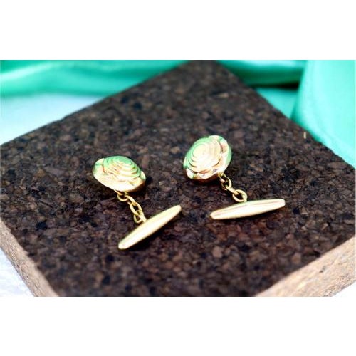 Gold cufflinks with gradient reliefs. Metal: Gold. Origin: Portuguese. Brand: Dragão. Weight: 6.94 grams. Dimensions: 1.5...
