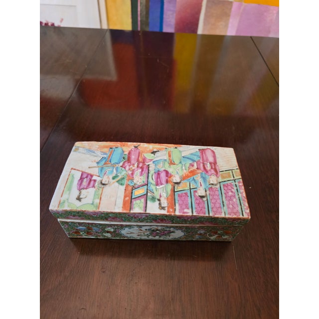 Mid 19th Century Antique Chinese Porcelain Jewelry Jewel Box Medallion For Sale - Image 10 of 12