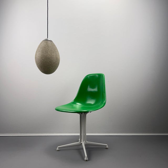 Unique 70s granule pendant light Teardrop-shaped pendant lamp made of plastic granules. Rather inconspicuous when unlit,...