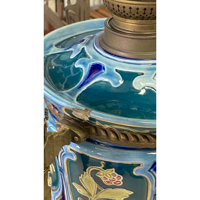 Bronze frame Oil lamp in metal, glass, and ceramic Some visible damage and repairs Maximum height: 170 cm Adjustable...