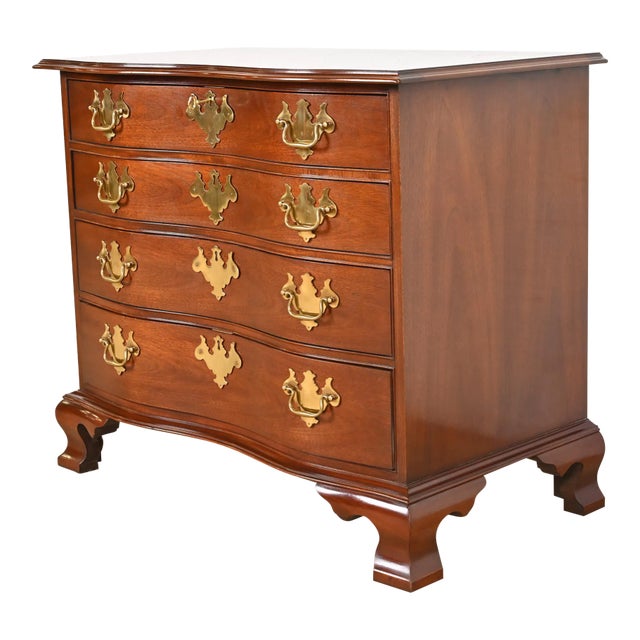 Hickory Chair Georgian Solid Mahogany Serpentine Front Commode or Chest of Drawers For Sale