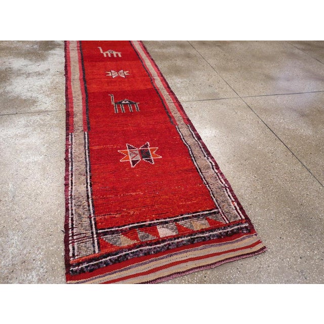 Textile Galerie Shabab Collection Mid-20th Century Turkish Anatolian Runner For Sale - Image 7 of 9