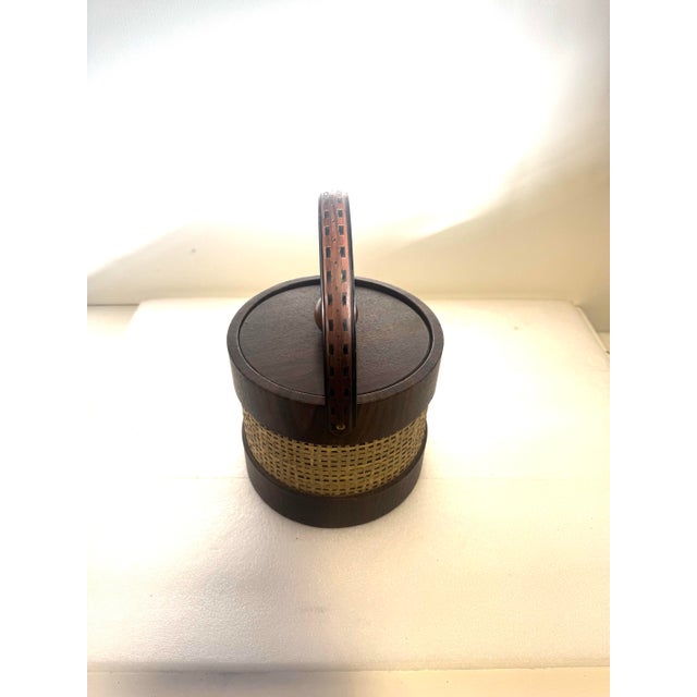 Vintage Mid-Century Modern Ice Bucket Faux Wood Grain Finish With a Rattan or Wicker Overlay. Made in Usa. For Sale In Los Angeles - Image 6 of 11