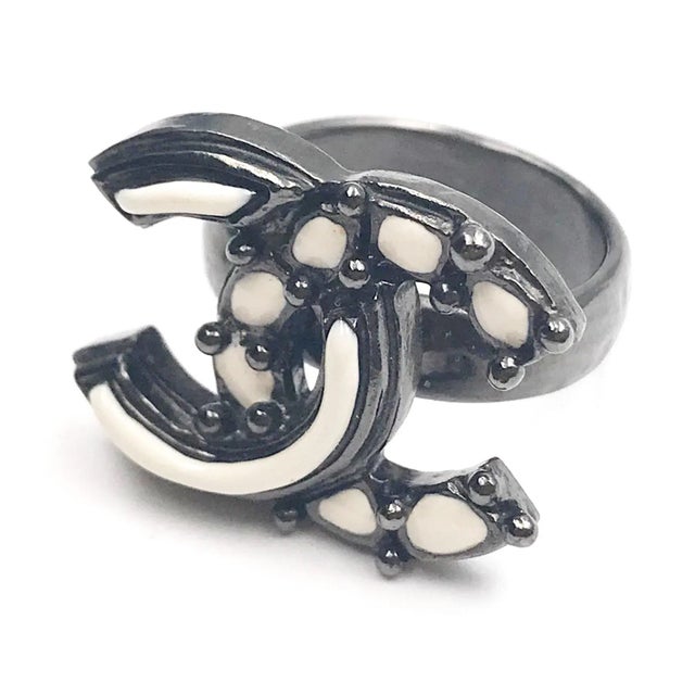 Contemporary Chanel Off White Pop up Enamel Gunmetal CC Ring For Sale - Image 3 of 6