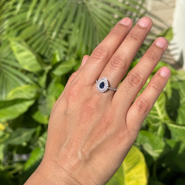 Art Deco Blue Sapphire & Diamond Halo Vintage Engagement Ring in 18k White Gold Size 9 For Sale - Image 3 of 16