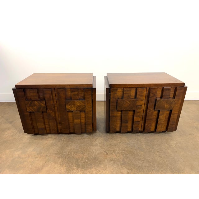 Mid-Century Modern Pair of Lane Staccato Brutalist Walnut Nightstands or End Tables, 1970s For Sale - Image 3 of 16