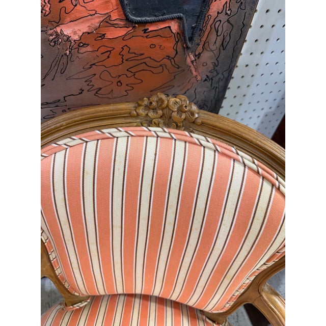 1920s Antique French Louis XV Style Gold Giltwood Pink Stripe Fauteuil Arm Chair, Pair For Sale - Image 5 of 7