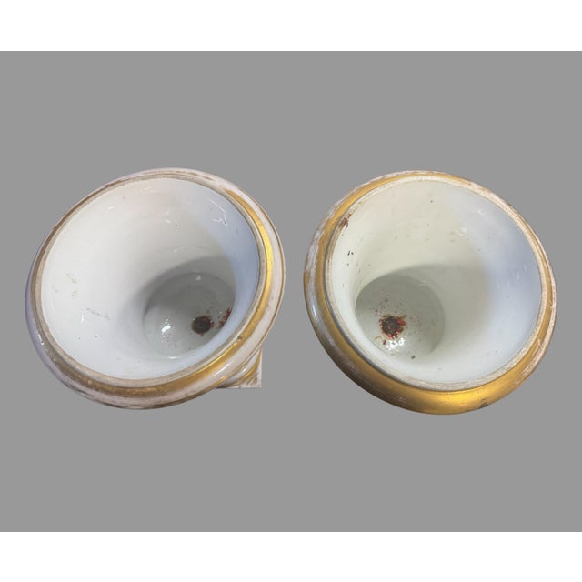 Early 20th Century Antique Old Paris Porcelain Pair Urn Cachepots Hand Painted Figural Floral Gilt For Sale - Image 5 of 9