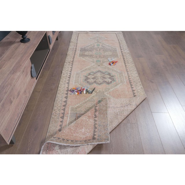 1970 Vintage Oushak Kilim Runner - Muted Pastel Pink Beige Area Rug - Traditional Turkish Medallion Runner for Hallway For Sale - Image 17 of 17