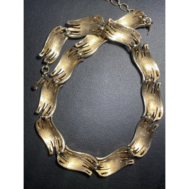 1950s MCM Jewelry by Trifari Choker Necklace, Composed of Articulated Flame-Like Ribbon Links For Sale - Image 5 of 9