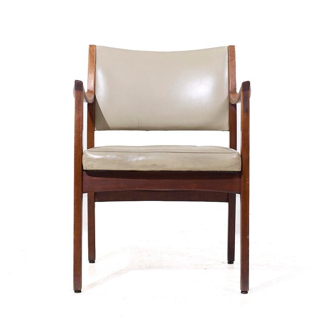 Johnson Chair Co Mid Century Walnut Arm Chair This chair measures: 23.5 wide x 23.5 deep x 31.25 inches high, with a seat...