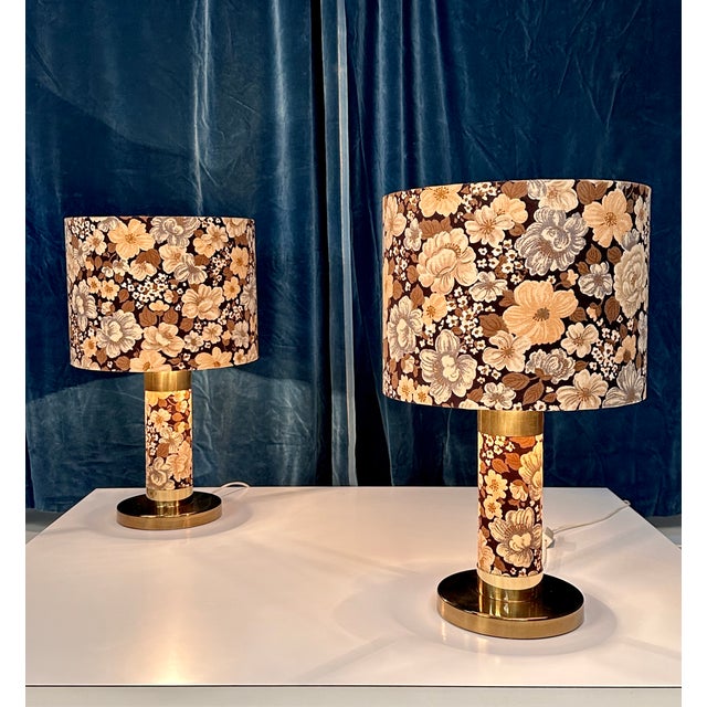 This impressive set of two high quality table lights in brass and velvet was manufactured during the 1970s in Italy....