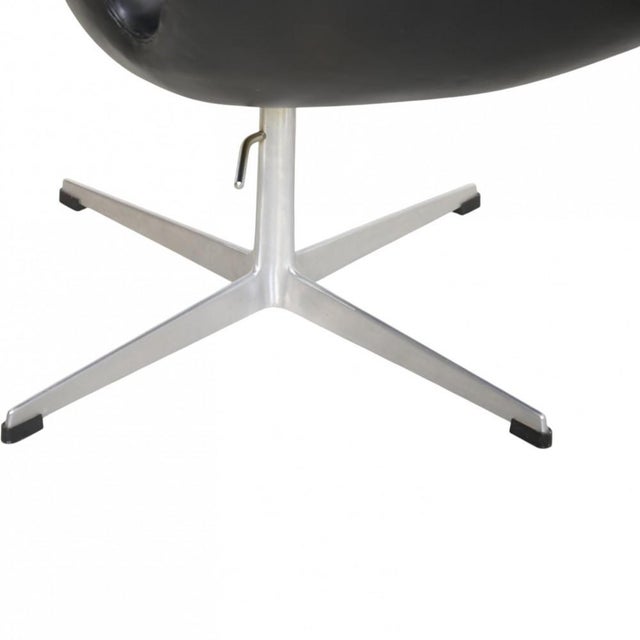 Vintage Swan Chair in Black Leather by Arne Jacobsen, 1964 For Sale - Image 9 of 18