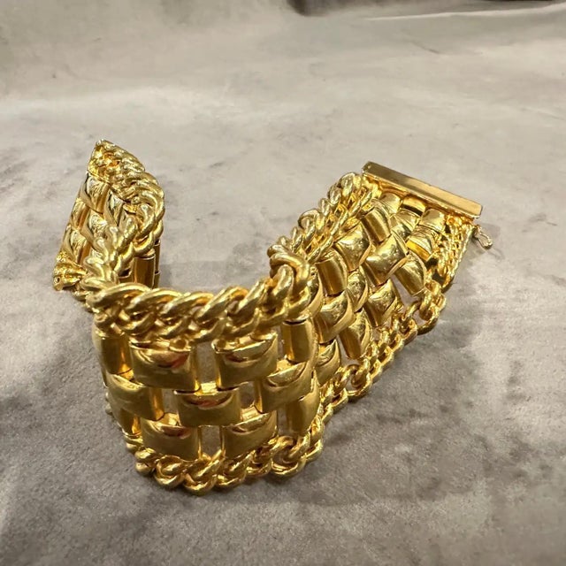 A 1990s High Quality Costume Jewelry Gilt Metal Italian Bracelet For Sale - Image 4 of 8