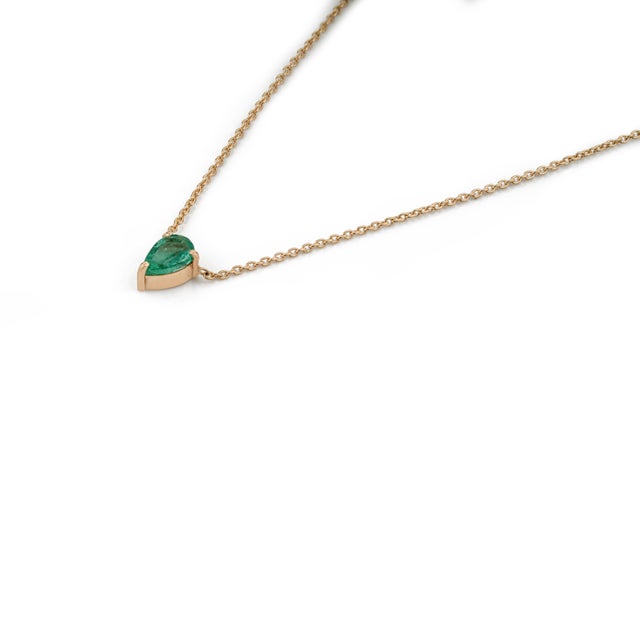 18k Yellow Gold Pear Cut Zambian Emerald Solitaire Birthstone Necklace Everday Wear For Sale - Image 4 of 13