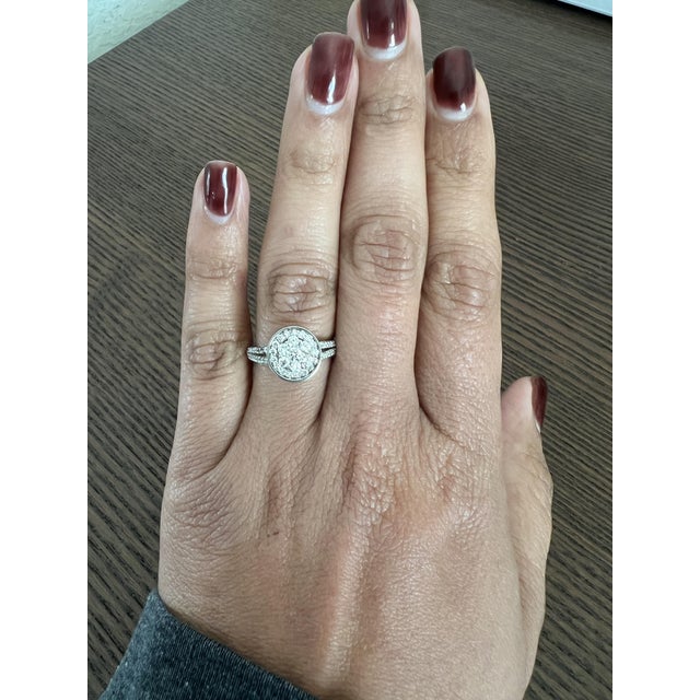 This ring has natural diamonds that has a carat weight of 0.60 carats with a clarity and color of SI2-F. It can be used as...