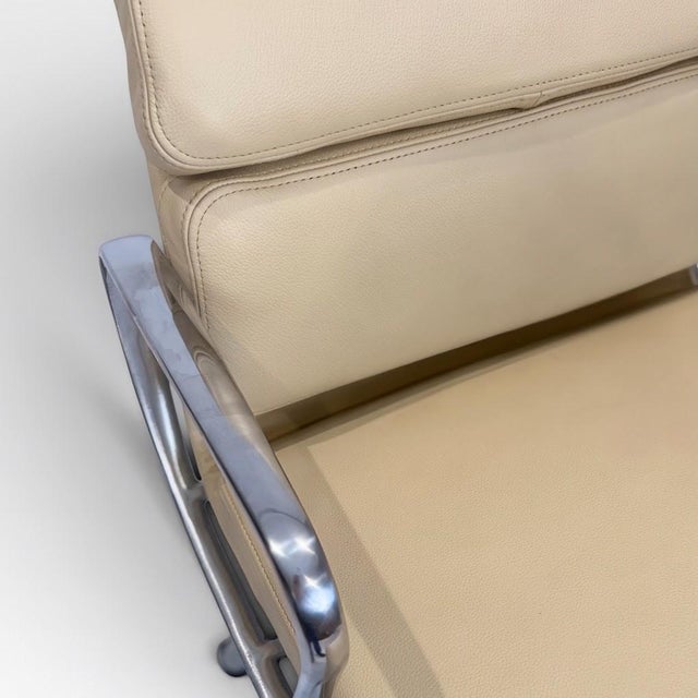 Cream Herman Miller Eames Aluminum Group Soft Pad Management Chair Herman Miller Eames Soft Pad Executive Chair-Parchment Cream / Off-White Leather For Sale - Image 8 of 10